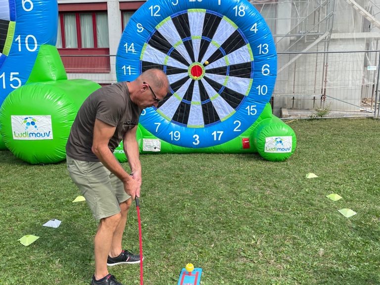 Adulte jouant au golf sur une cible géante gonflable scratch de 3m.