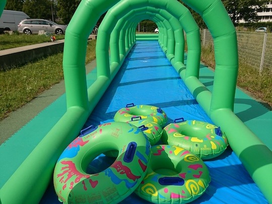 Bouées gonflables pour glissades aquatiques dans le Ventriglisse Géant.