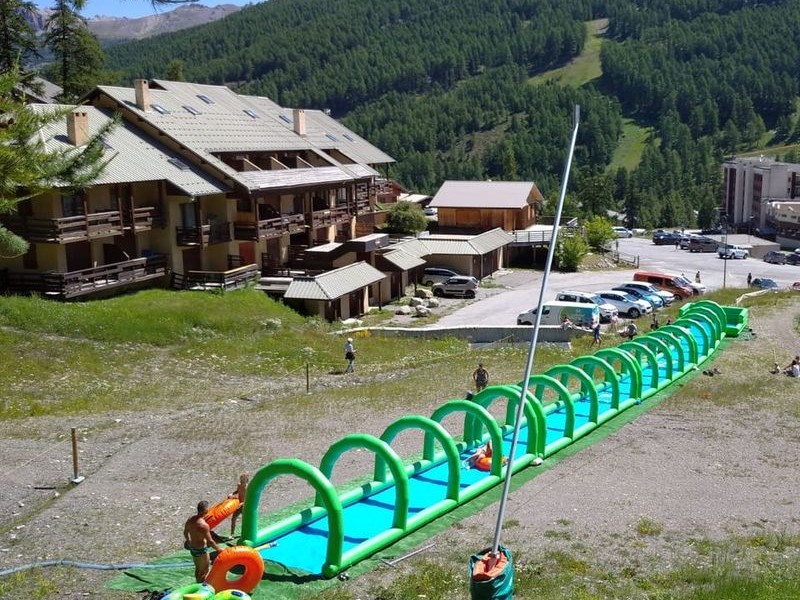Toboggan aquatique gonflable Ventriglisse Géant installé dans une station, en animation d'été
