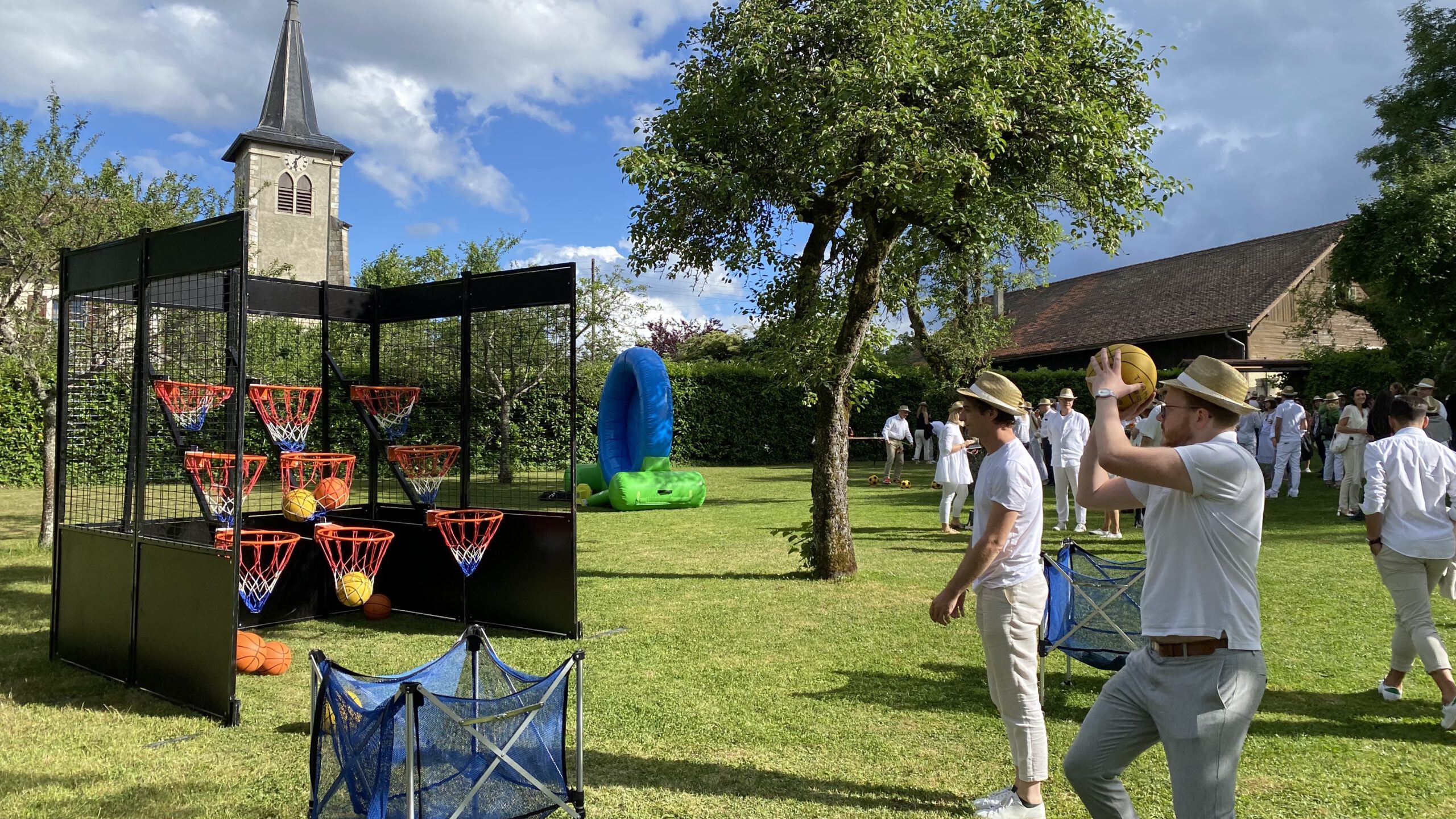 Entreprise en team building jouant au jeu de basket morpion géant