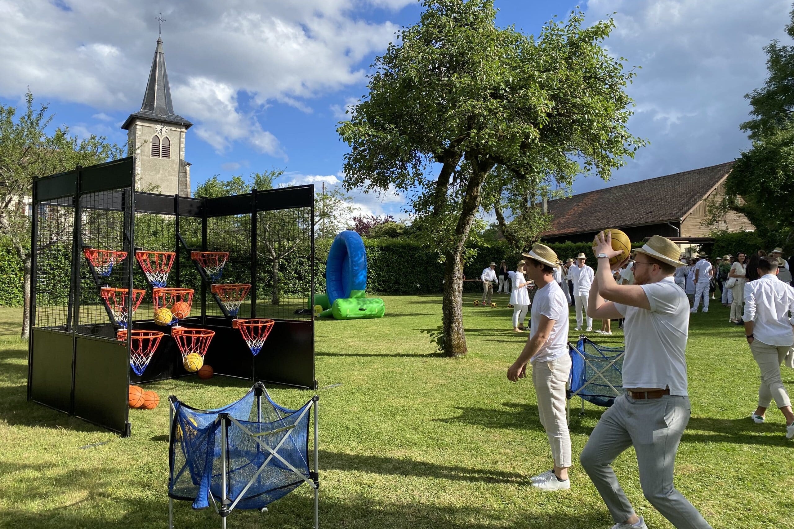 Entreprise en team building jouant au jeu de basket morpion géant