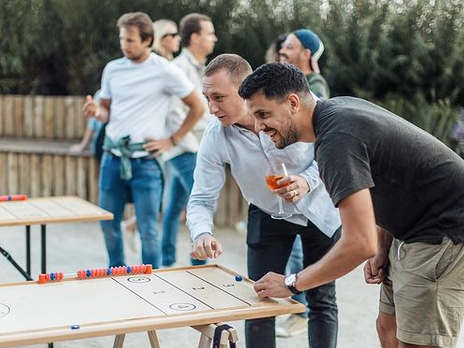 Amis partageant un moment convivial autour d'une partie de POK.
