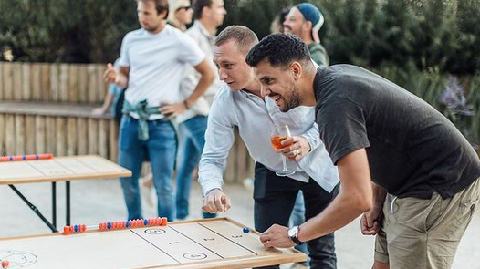 Amis partageant un moment convivial autour d'une partie de POK.