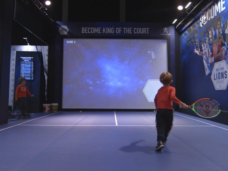 Enfant jouant à un jeu de tennis sur le jeu video géant MultiBALL