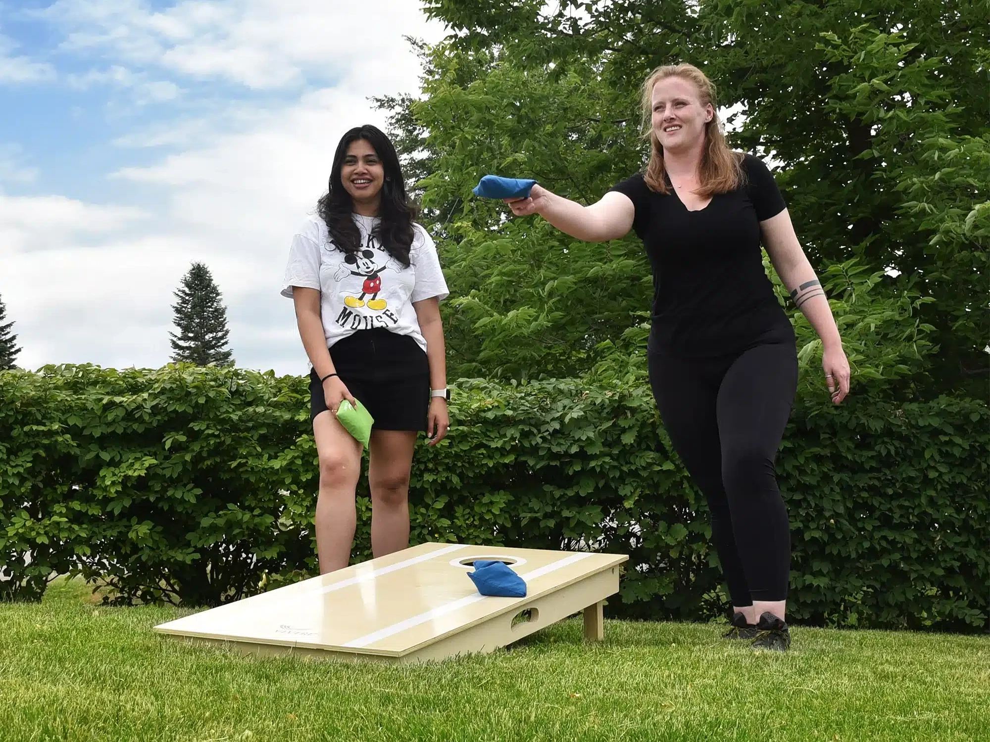 Cornhole 2 femmes au lancer