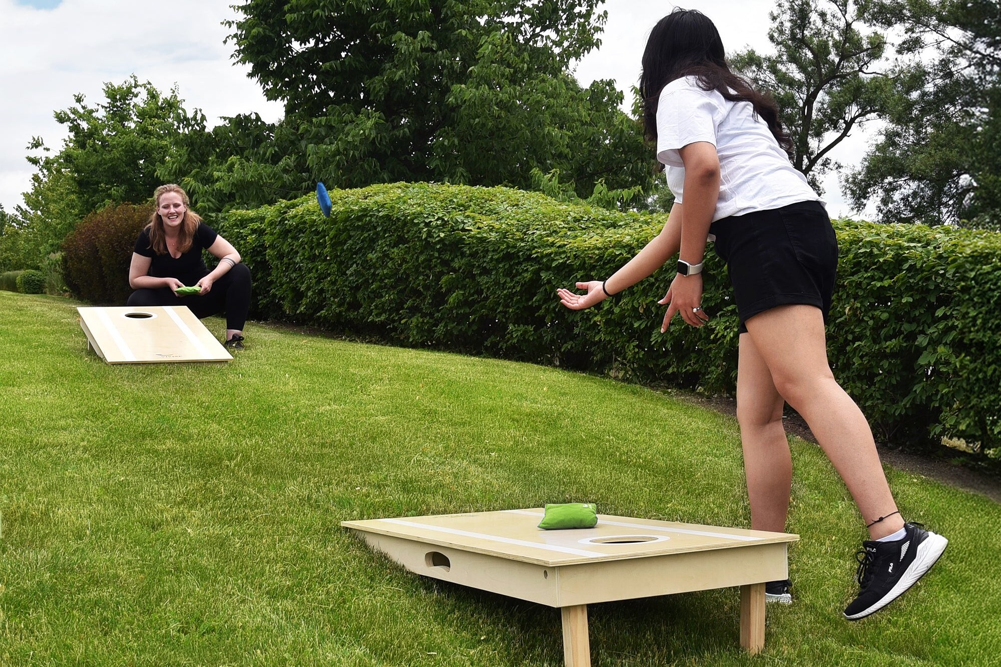 Cornhole jeune femme au lancer